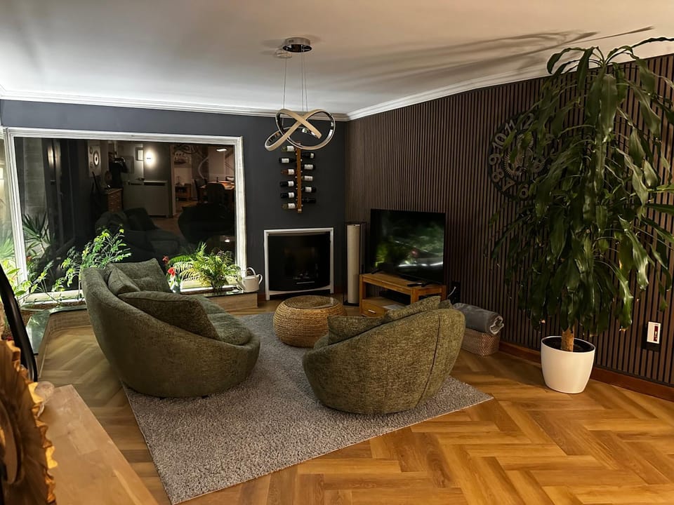 Communal lounge/ TV room, TV and multimedia, Living room, Seating area, Evening entertainment