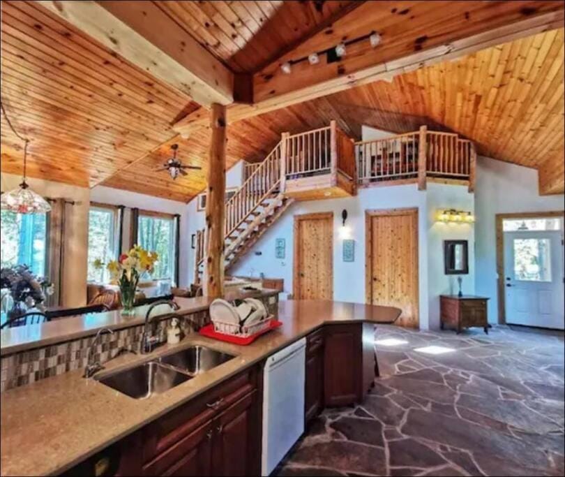 Waterfront Cottage in Lion's Head House in Northern Bruce Peninsula