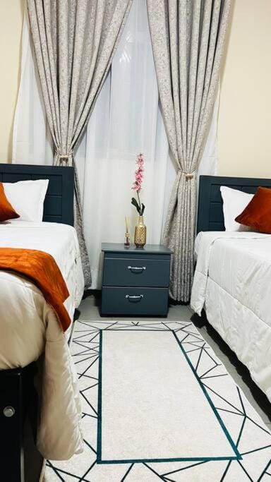 Cozy Apt, Near Acacia Mall, UnLtd WIFI, Netflix, Apartment in Kampala