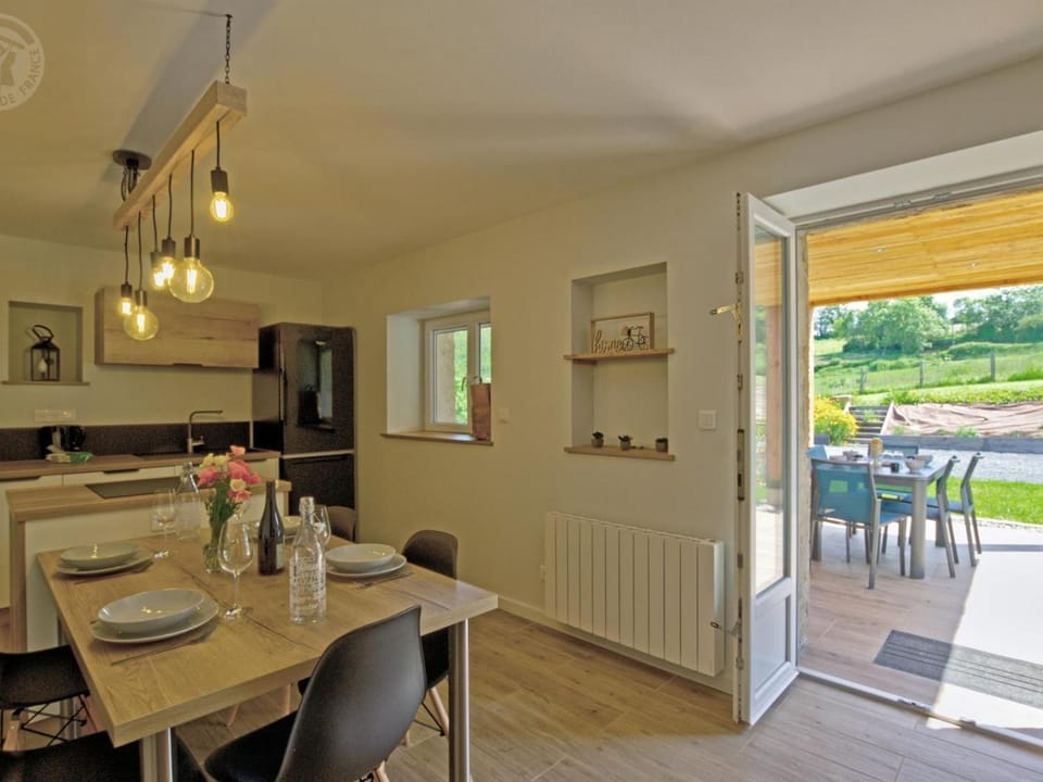 Gîte cosy avec terrasse et jacuzzi privatif - FR-1-496-303 House in Auvergne-Rhône-Alpes