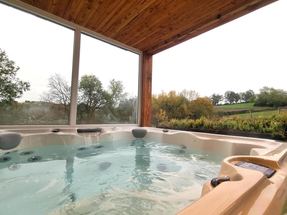 Gîte cosy avec terrasse et jacuzzi privatif - FR-1-496-303 House in Auvergne-Rhône-Alpes