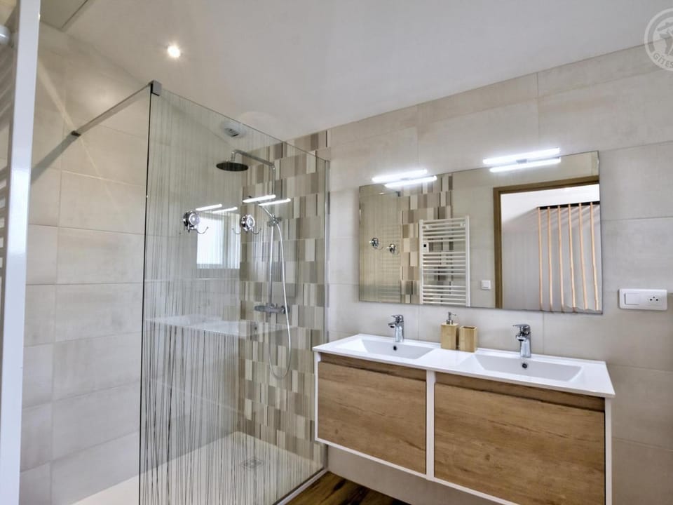 Gîte cosy avec terrasse et jacuzzi privatif - FR-1-496-303 House in Auvergne-Rhône-Alpes