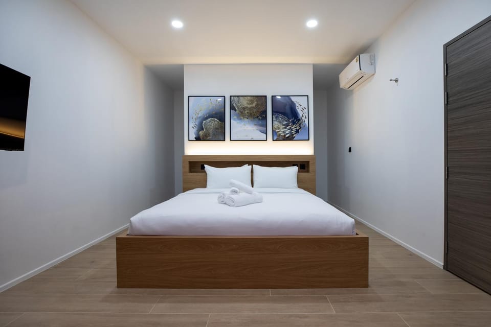 Bed, TV and multimedia, Bedroom