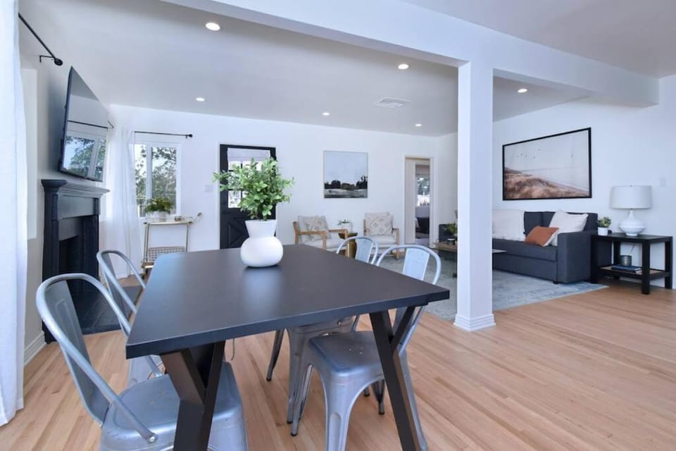 Beautiful 3 Bed Home with a Large Back Yard Outdoor Space House in Van Nuys