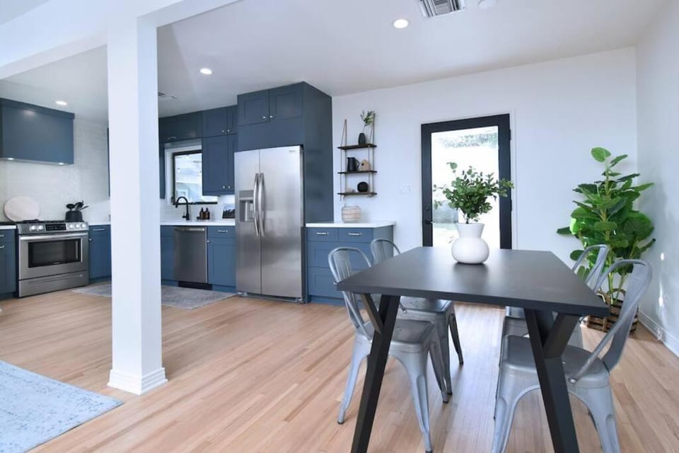 Beautiful 3 Bed Home with a Large Back Yard Outdoor Space House in Van Nuys