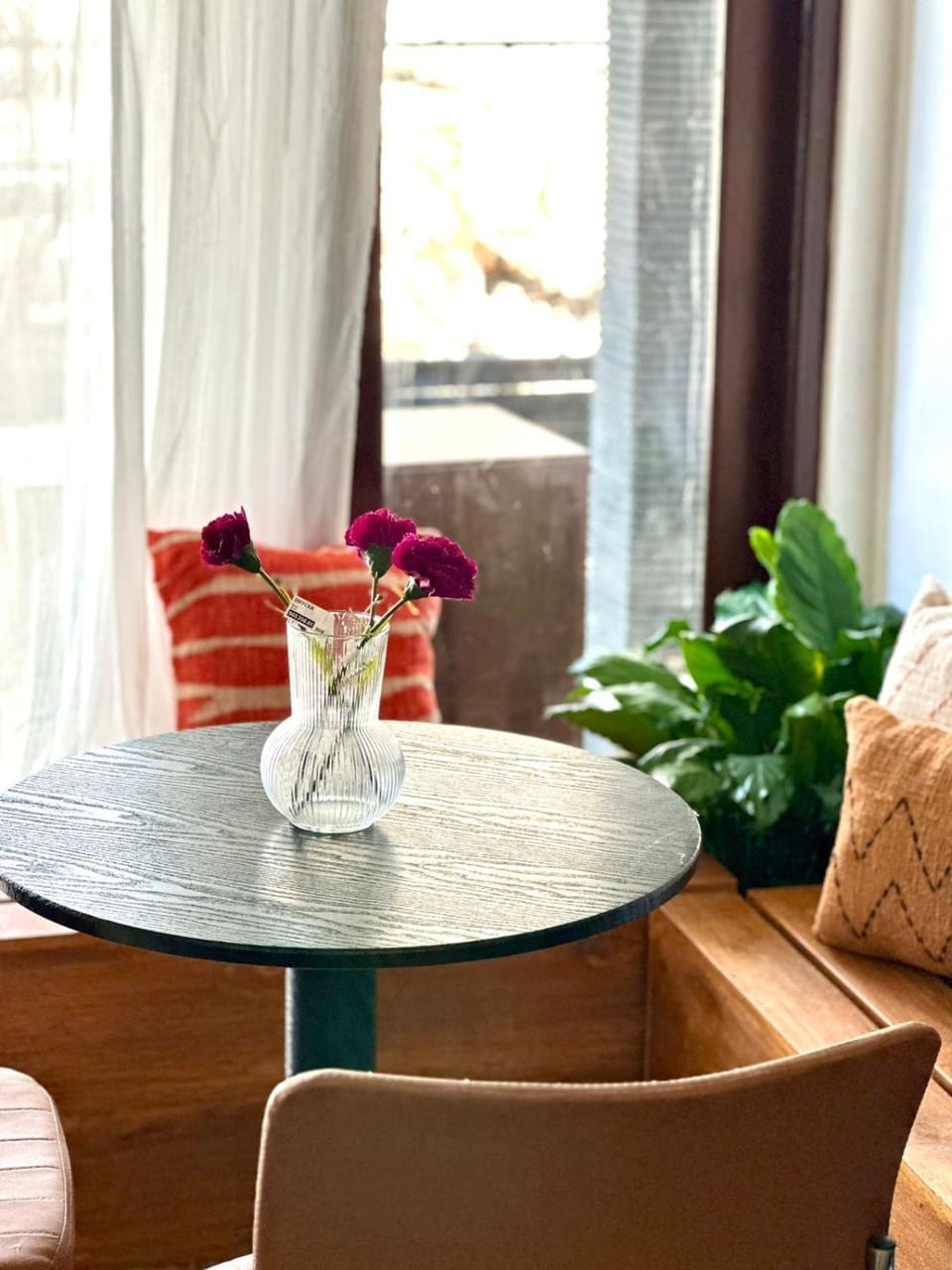Property building, Restaurant/places to eat, Living room, Seating area, Dining area, Breakfast