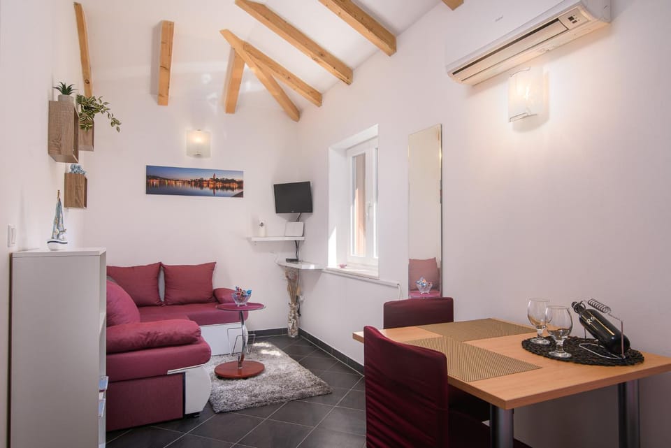 TV and multimedia, Living room, Photo of the whole room, Decorative detail, Seating area, Dining area, locker, air conditioner