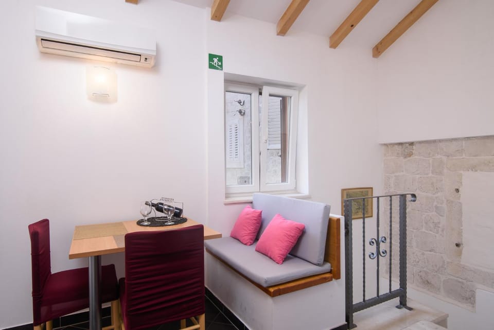 Photo of the whole room, Decorative detail, Seating area, Dining area, air conditioner