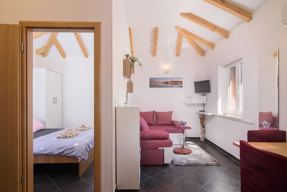 Bed, TV and multimedia, Living room, Photo of the whole room, Decorative detail, Seating area, Dining area, Bedroom, locker, air conditioner