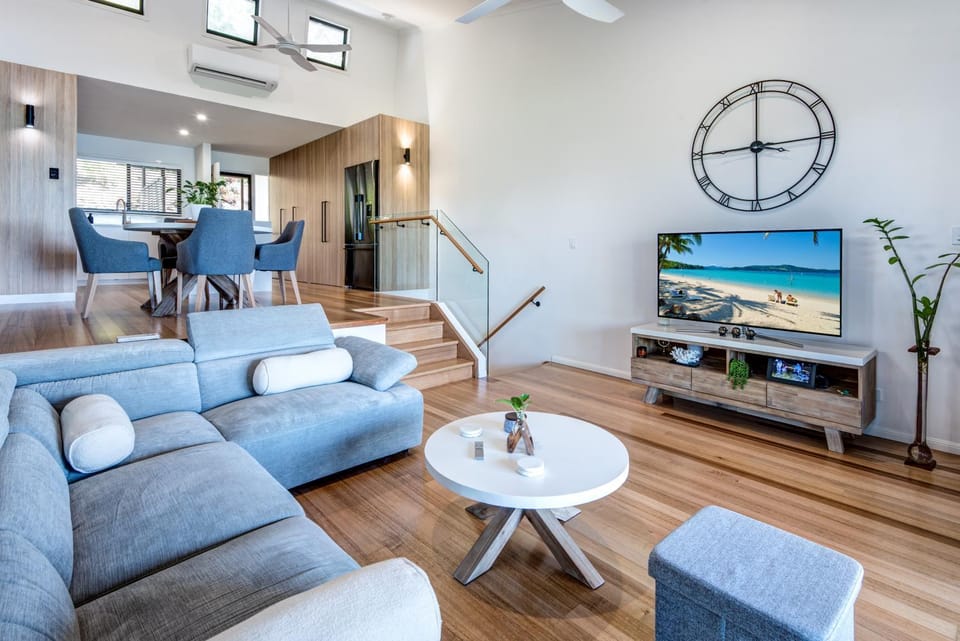 TV and multimedia, Living room, Seating area, Evening entertainment