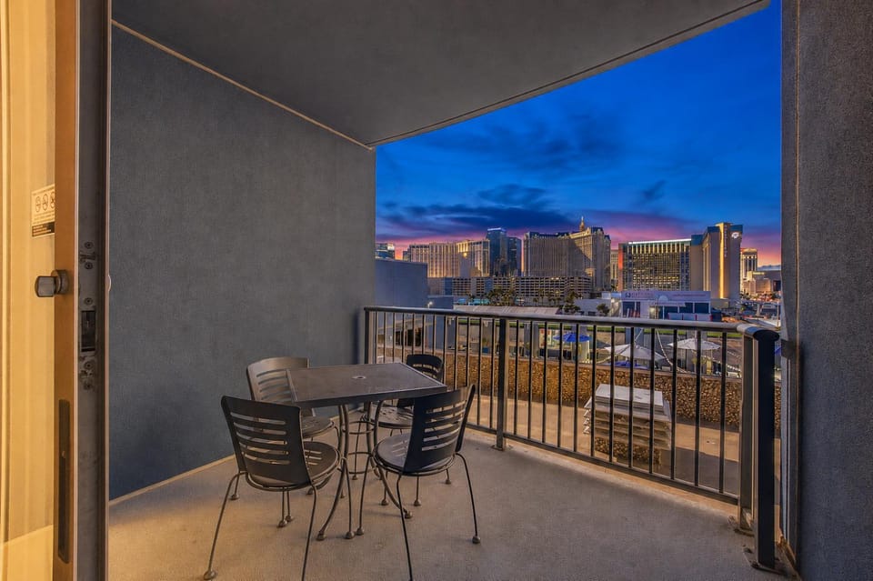 View (from property/room), Balcony/Terrace, City view
