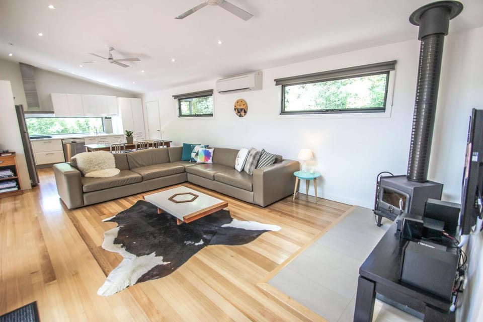 Communal lounge/ TV room, TV and multimedia, Living room, Seating area, Dining area, fireplace, air conditioner