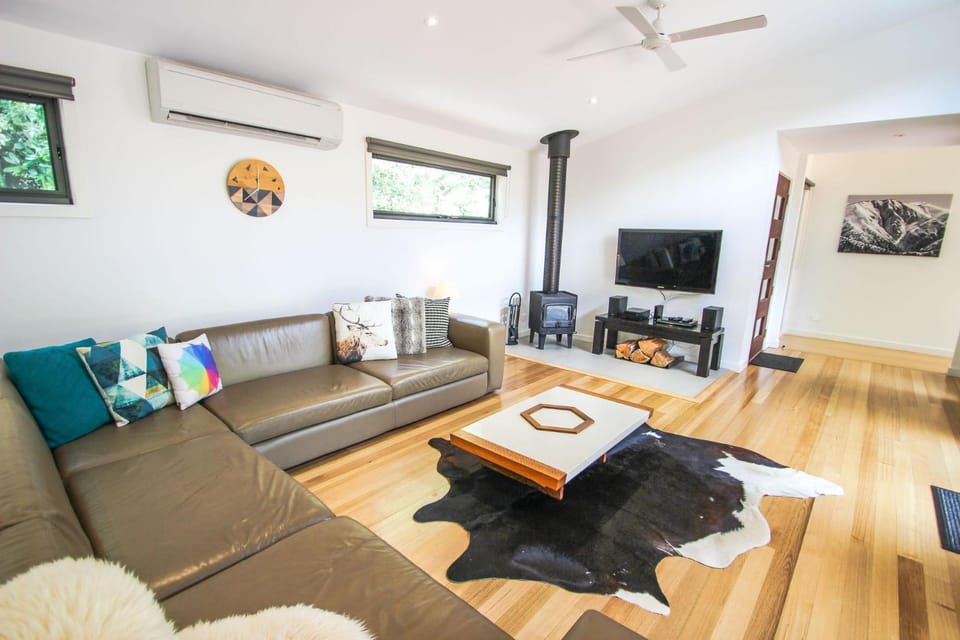 Communal lounge/ TV room, TV and multimedia, Living room, Seating area, fireplace, flat iron, air conditioner