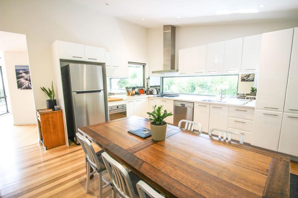 Coffee/tea facilities, Kitchen or kitchenette, Dining area, dishwasher, fireplace, minibar, pet friendly, stove, toaster
