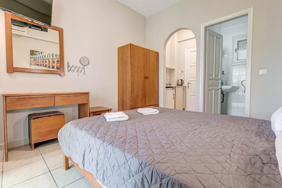 Bed, Kitchen or kitchenette, Photo of the whole room, Bedroom, wardrobe