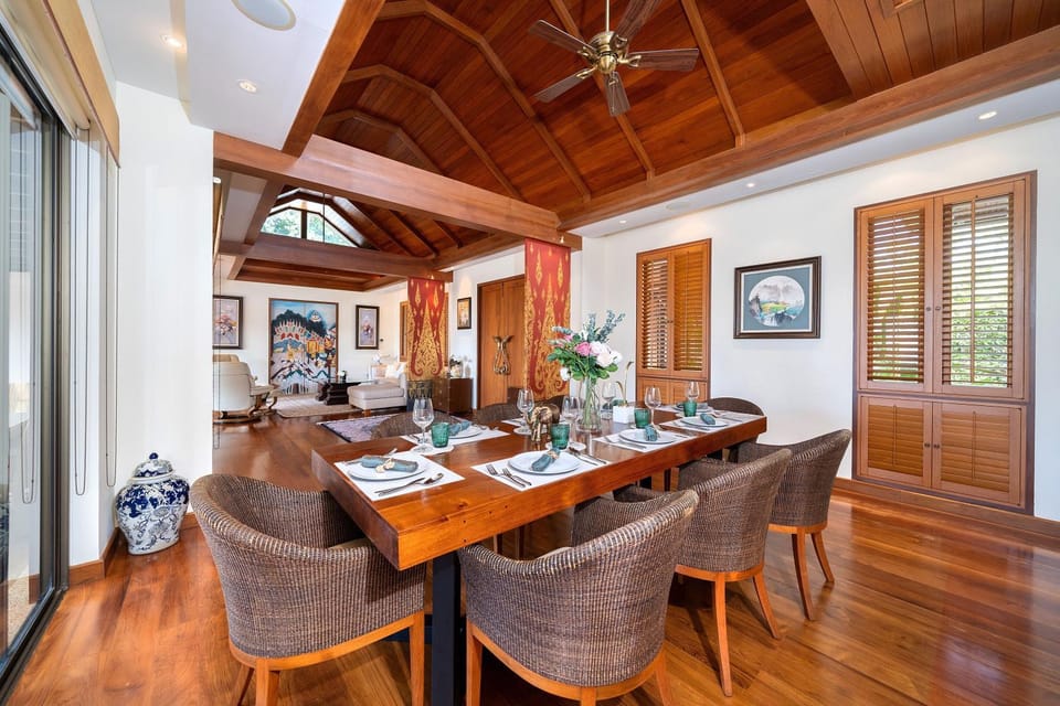 Living room, Seating area, Dining area, fireplace