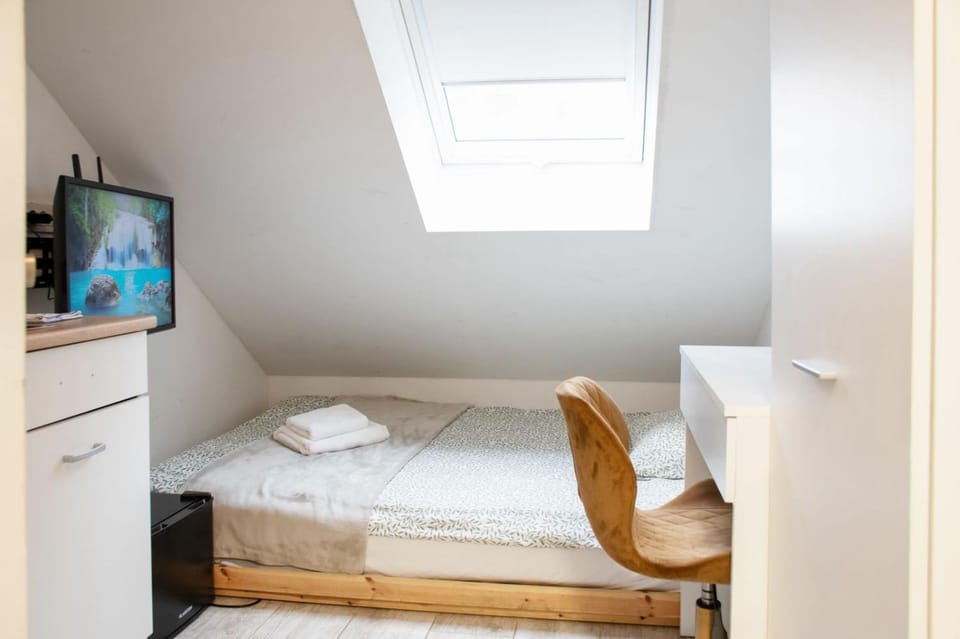 Bed, TV and multimedia, Coffee/tea facilities, Living room, Photo of the whole room, Bedroom, hair dresser, towels