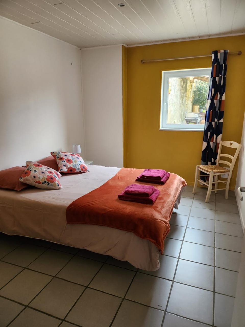 Bedroom, towels