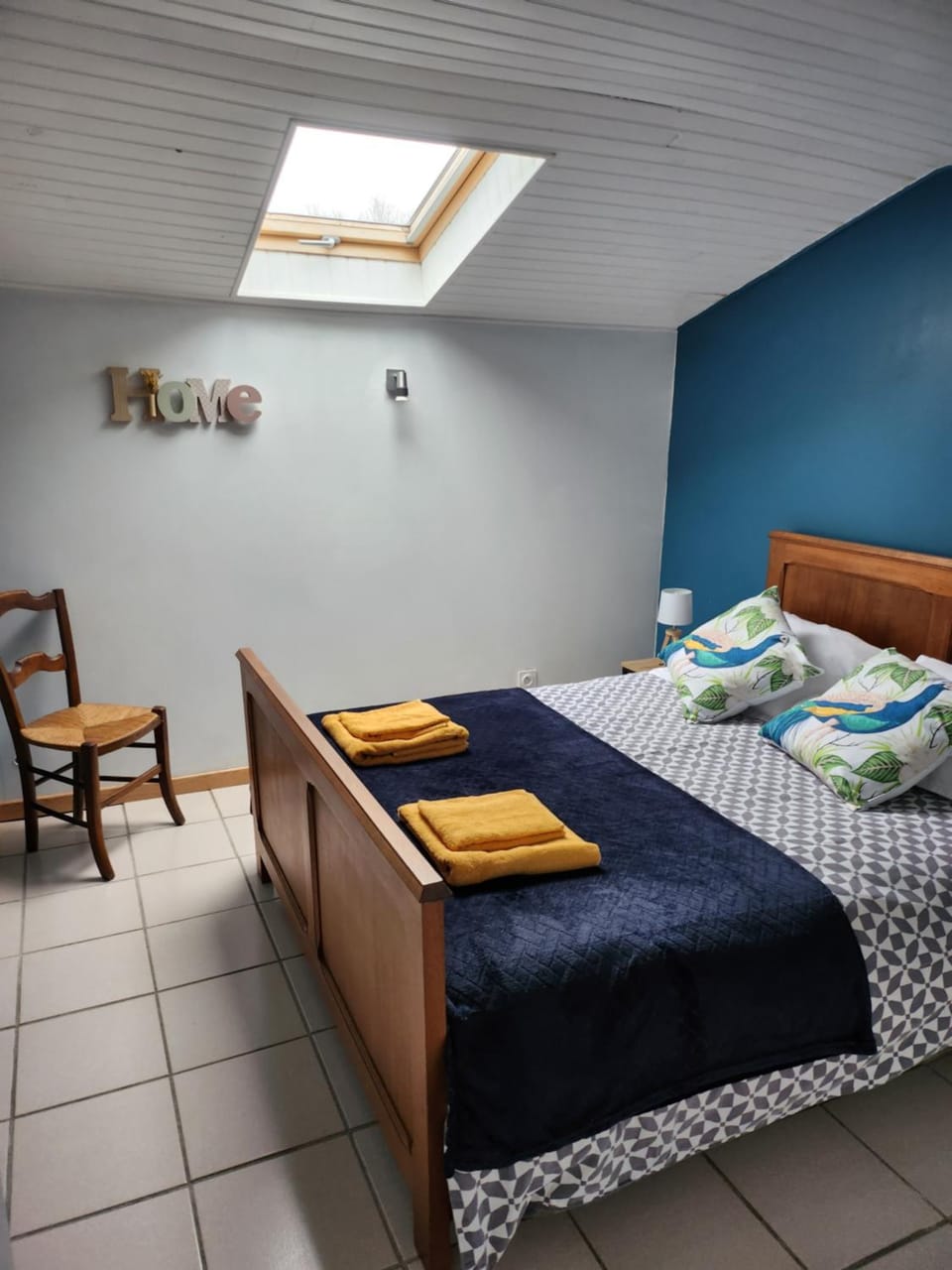 Bedroom, towels