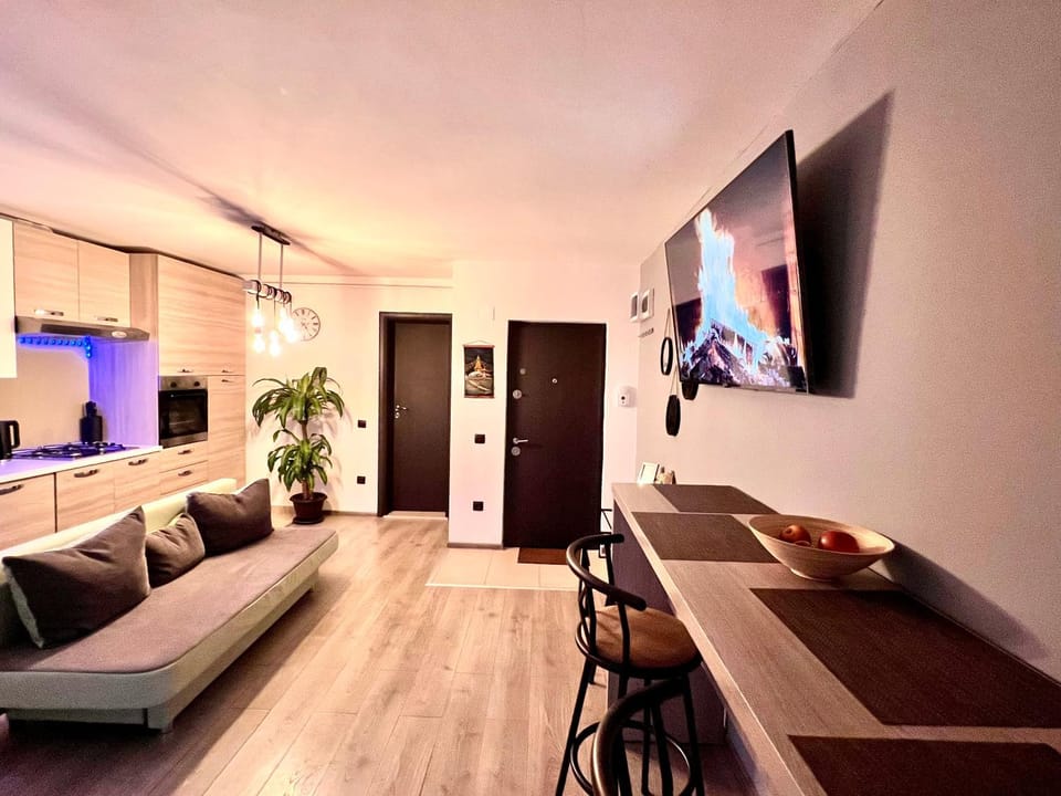 TV and multimedia, Living room, Seating area, Dining area