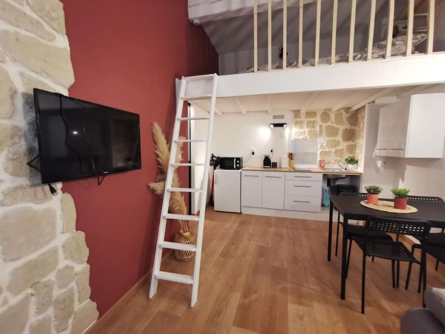 Communal lounge/ TV room, TV and multimedia, Kitchen or kitchenette, Dining area, minibar, stove