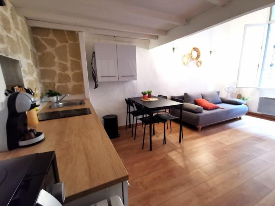 Kitchen or kitchenette, Living room, Seating area, Dining area