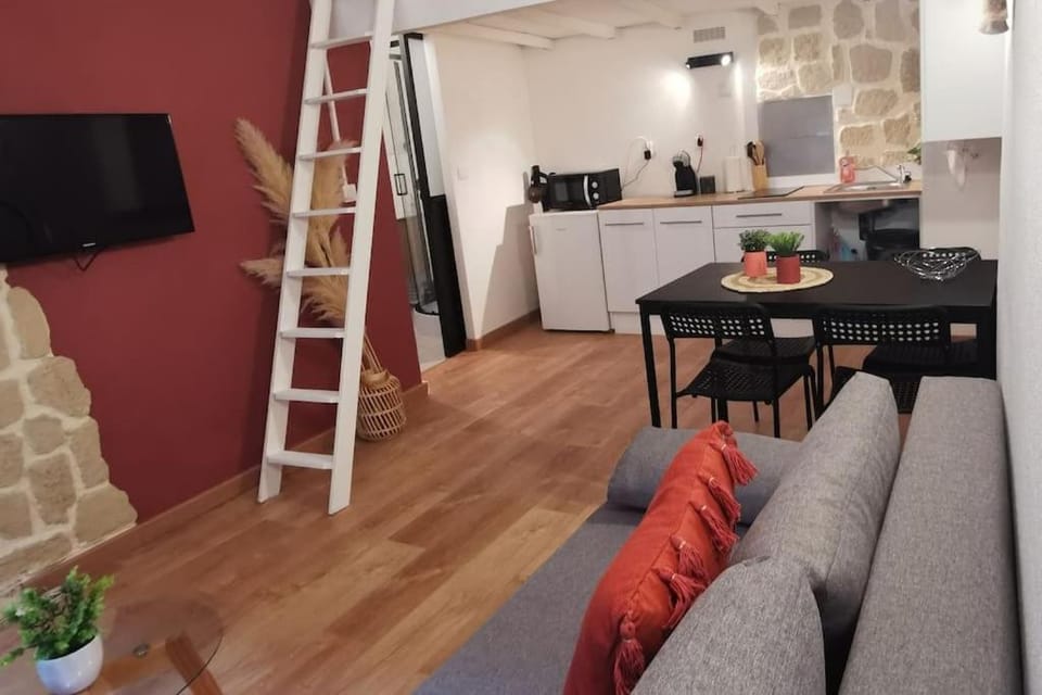 Communal lounge/ TV room, TV and multimedia, Kitchen or kitchenette, Living room, Seating area, Dining area, minibar, stove