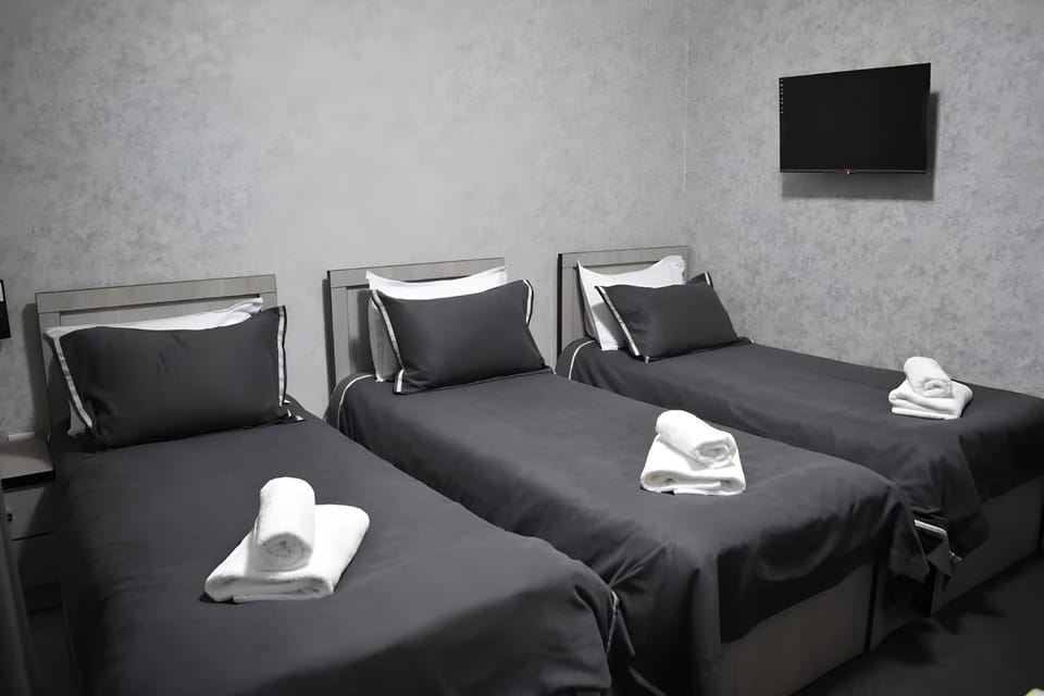 Bed, TV and multimedia, Bedroom