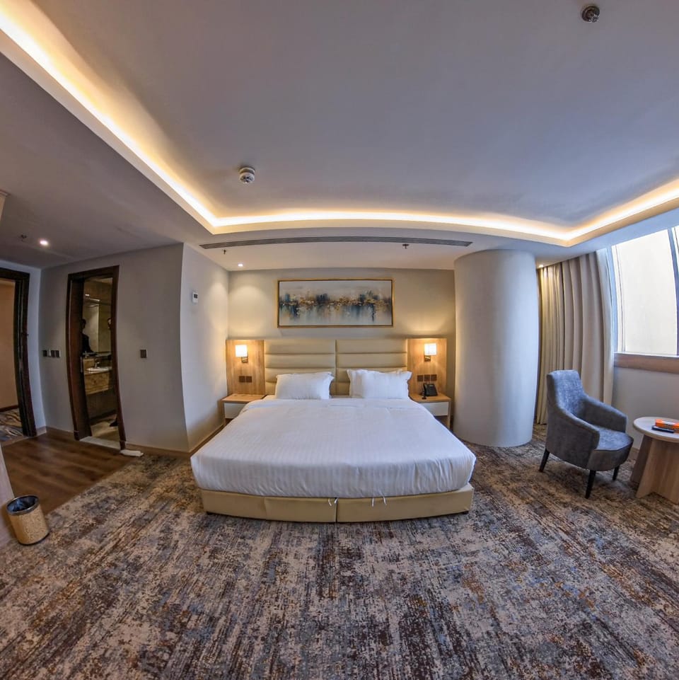 Bed, Photo of the whole room, Seating area, Bedroom
