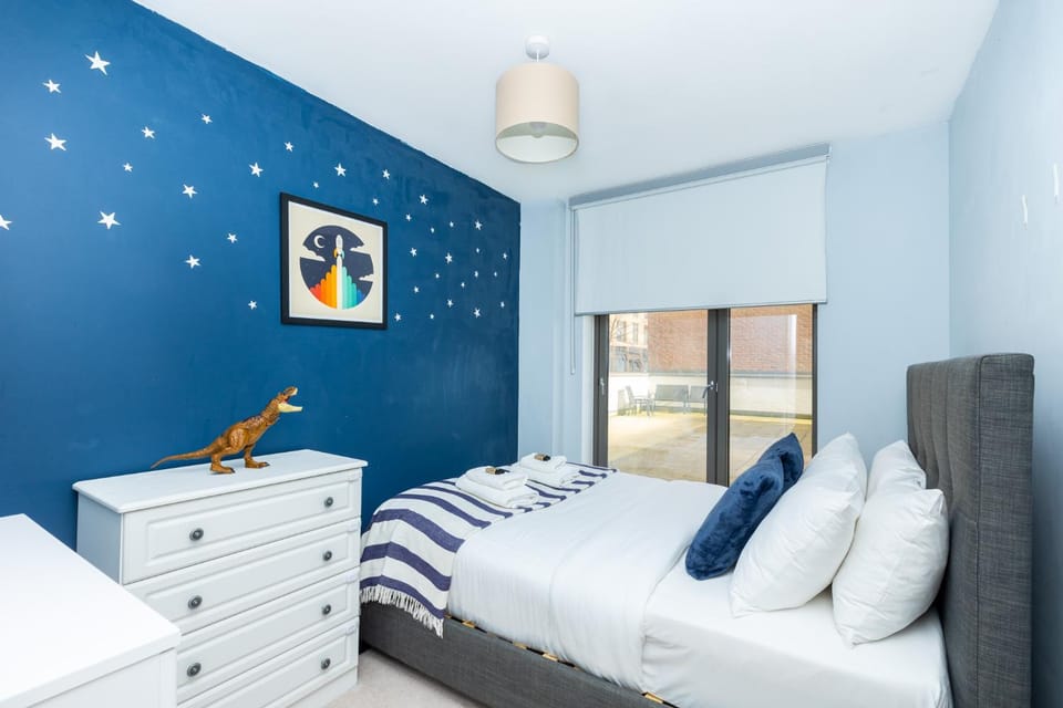 Bed, Seating area, Bedroom