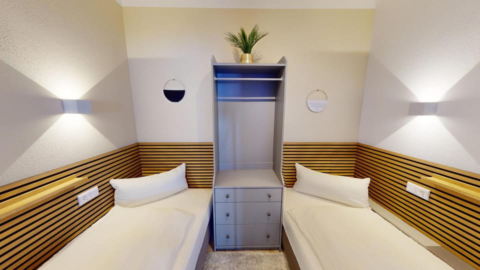 Bed, TV and multimedia, Bedroom, wardrobe