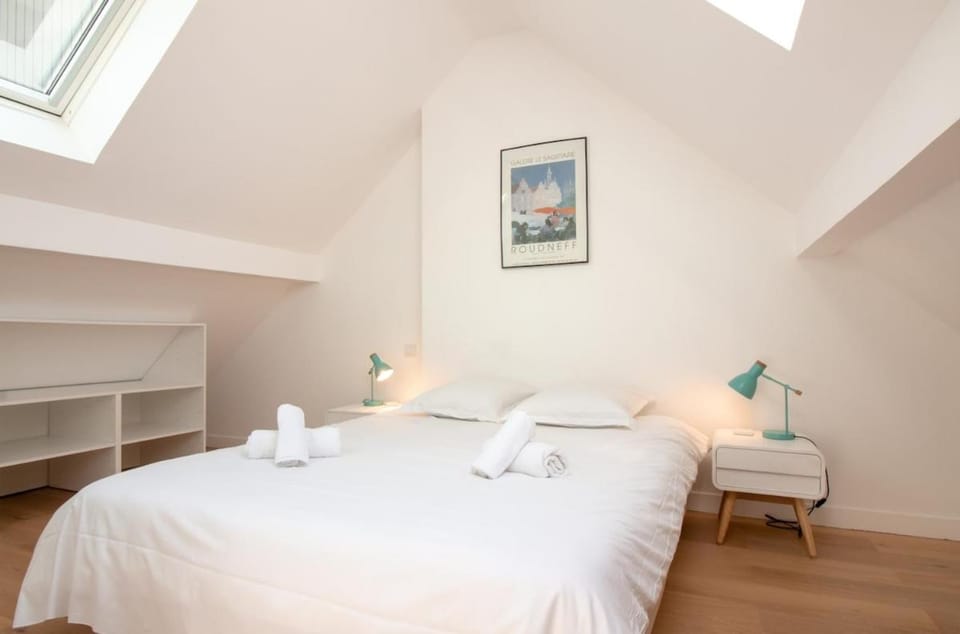 Bed, Other, Photo of the whole room, Bedroom, towels