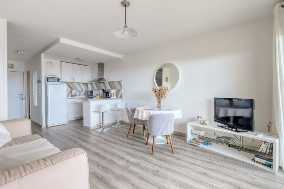Peaceful Retreat with Stunning Sea View Private Terrace & Garden Apartment in Le Lavandou
