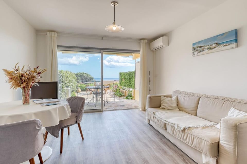 Peaceful Retreat with Stunning Sea View Private Terrace & Garden Apartment in Le Lavandou
