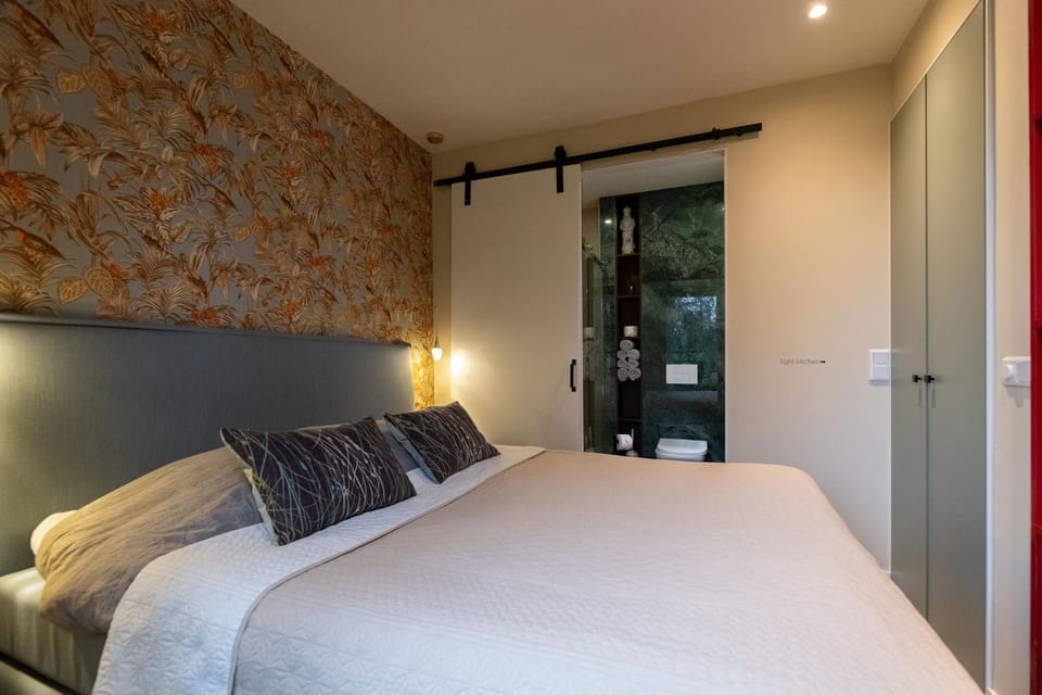 Spring, Bed, Off site, Day, Night, Natural landscape, Winter, Summer, Coffee/tea facilities, Business facilities, Bedroom, Autumn, On site, Seasons, Time of day, Location, Sunrise, Sunset, Family, Family, furniture, wardrobe, air conditioner