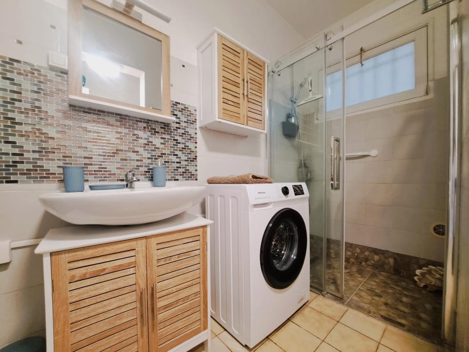 Bathroom, washing machine