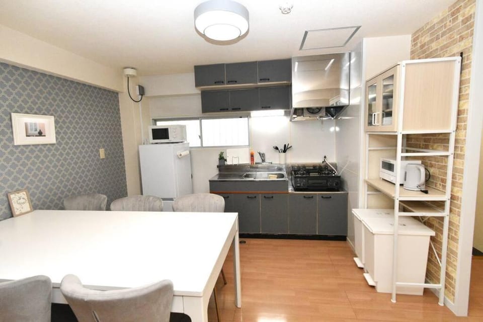 ゆったり1LDKで最大8人まで宿泊可能！博多駅・キャナルも徒歩圏内！コンビニ・スーパー徒歩１分！ Apartment in Fukuoka
