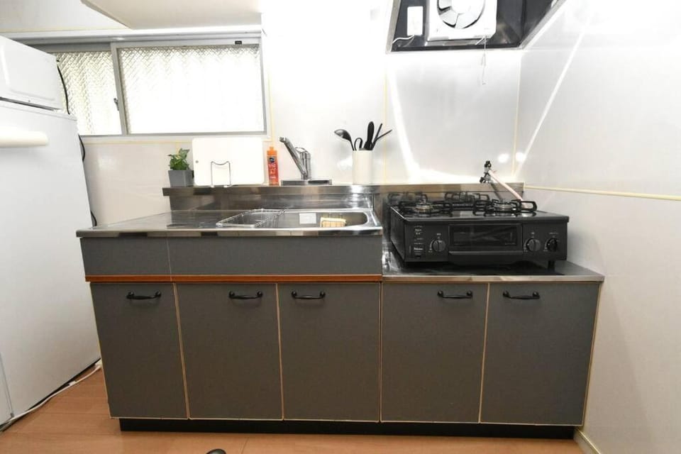 ゆったり1LDKで最大8人まで宿泊可能！博多駅・キャナルも徒歩圏内！コンビニ・スーパー徒歩１分！ Apartment in Fukuoka