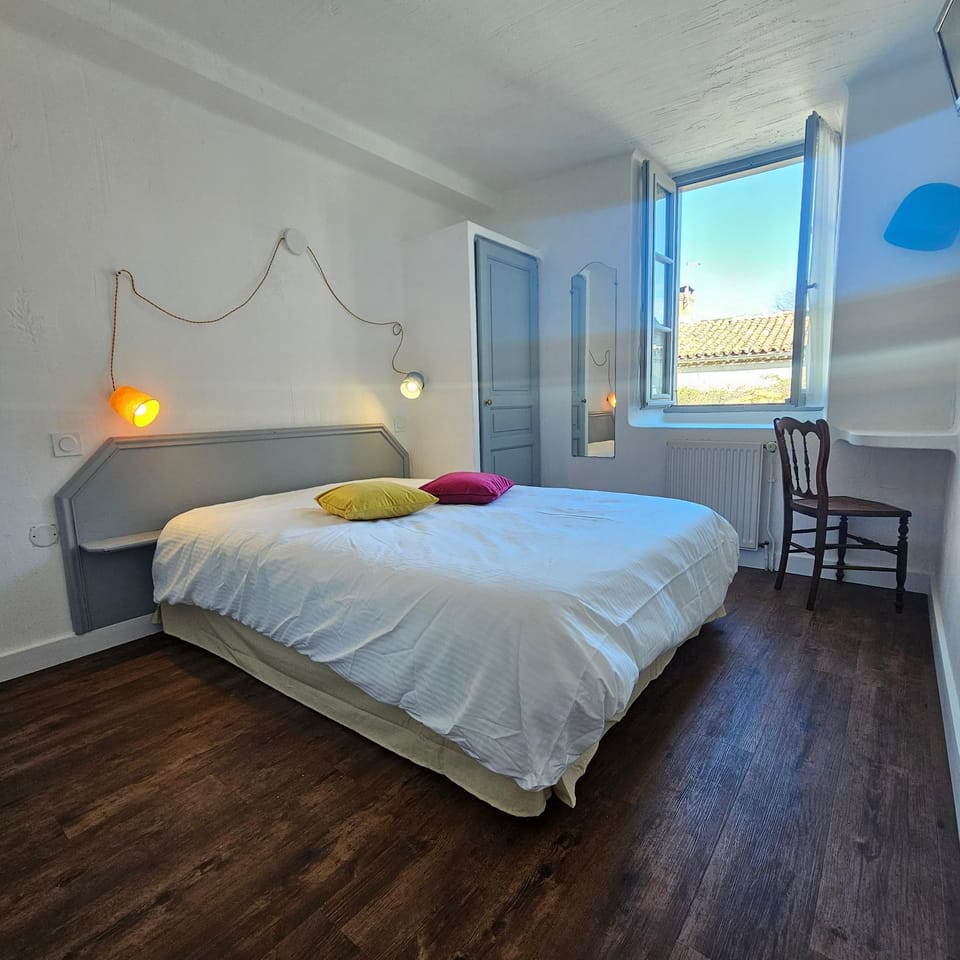 Bed, Photo of the whole room