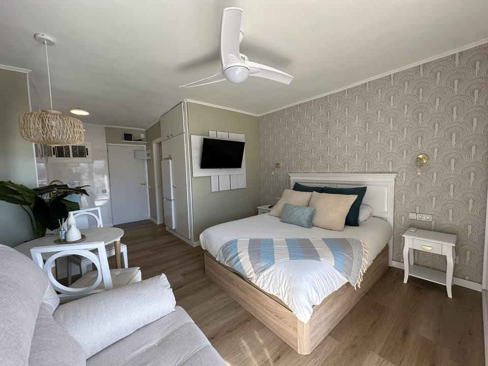 Bed, TV and multimedia, Photo of the whole room, Dining area