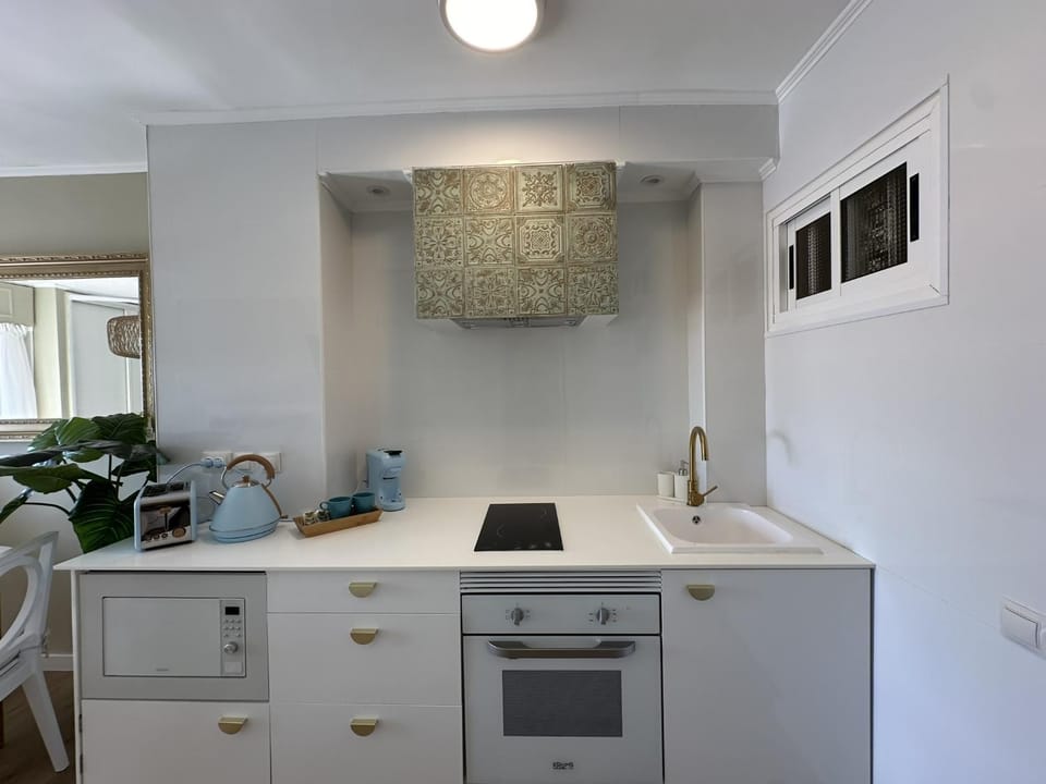 Coffee/tea facilities, Kitchen or kitchenette, microwave, oven, stove, toaster
