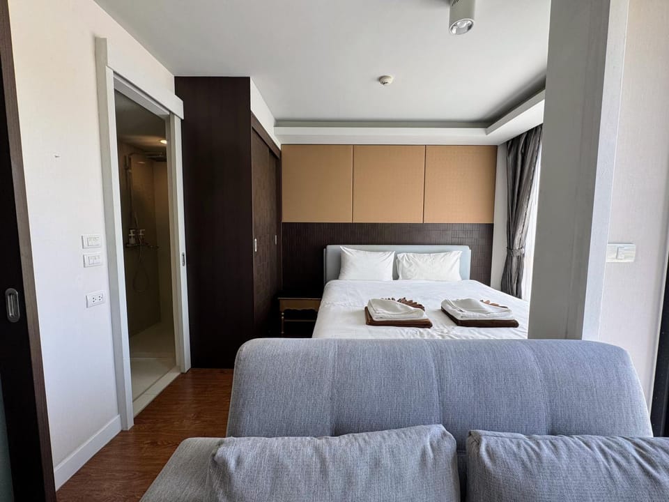 Bed, Bedroom, towels
