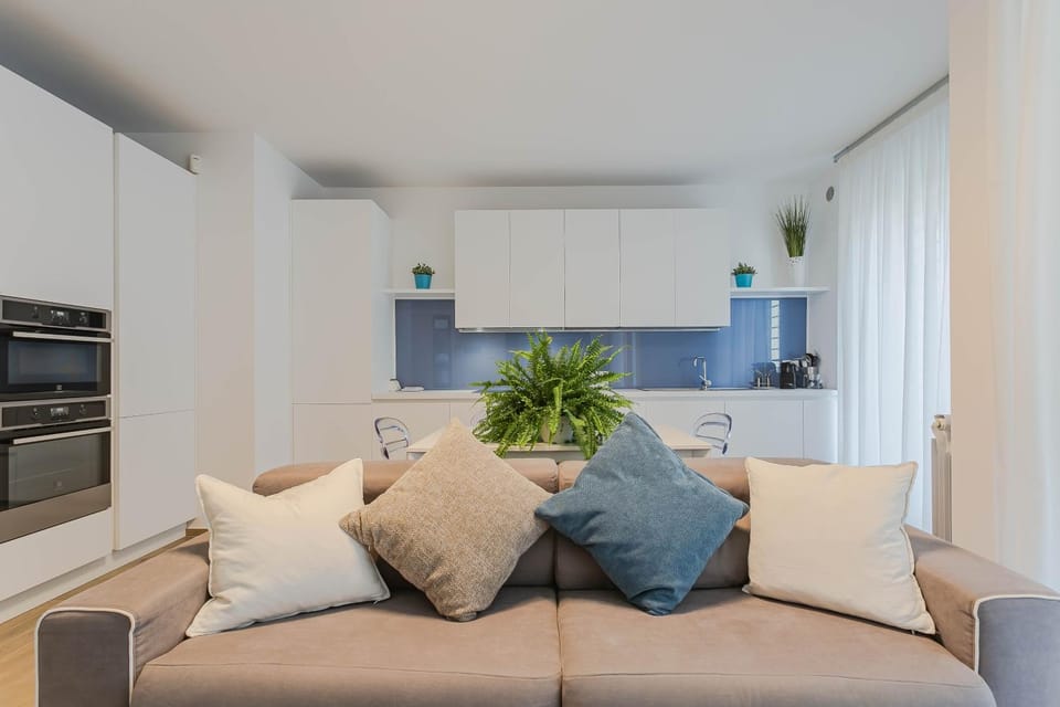 TV and multimedia, Kitchen or kitchenette, Living room, Seating area, stove