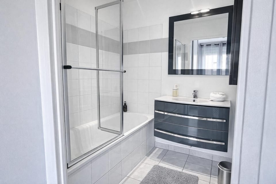 Bathroom, Bath, towels