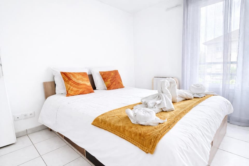 Photo of the whole room, Bedroom, towels