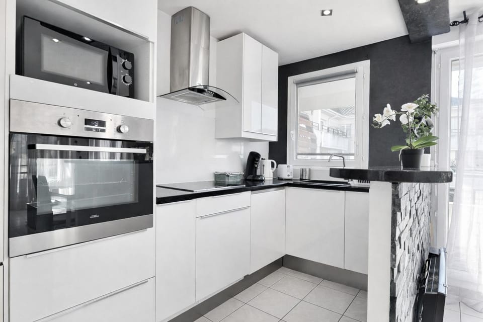 Kitchen or kitchenette, microwave, oven, stove