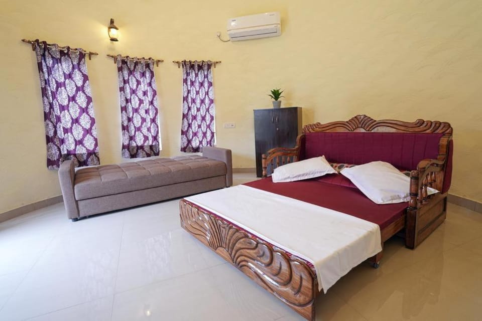 Living room, Seating area, air conditioner