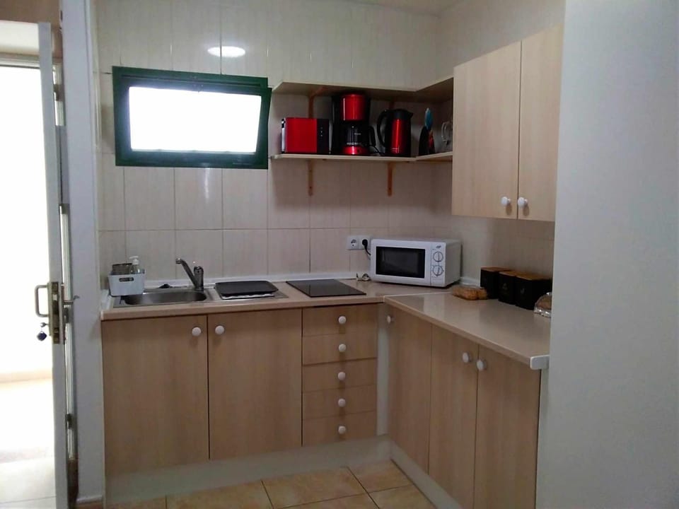 Kitchen or kitchenette, microwave, stove