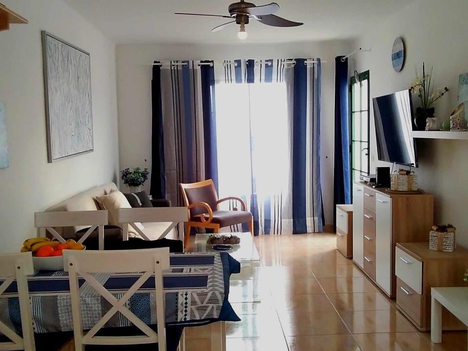 TV and multimedia, Living room, Seating area, Dining area, fireplace