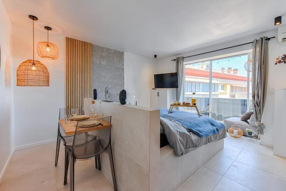 Bed, TV and multimedia, Photo of the whole room, Seating area, Bedroom